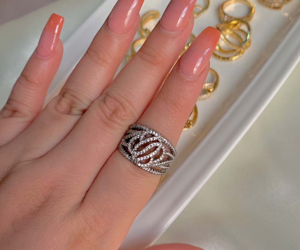 Anillo con arreglos de pedrería cruzados (#8)