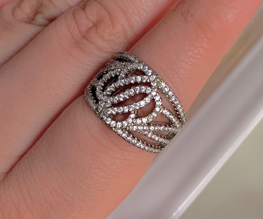 Anillo con arreglos de pedrería cruzados (#8)