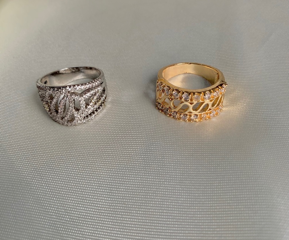 Anillo con arreglos de pedrería cruzados (#8)