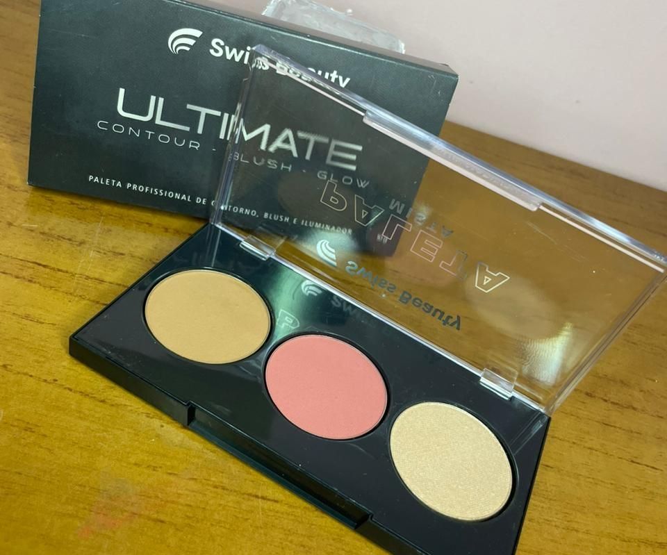 O trio Ultimate da Swiss Beauty com iluminador, blush e contorno
