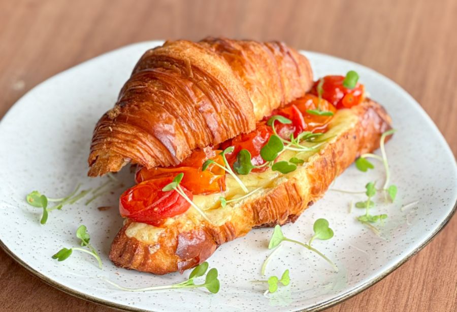 Croissant com Queijo e Tomate Confitado