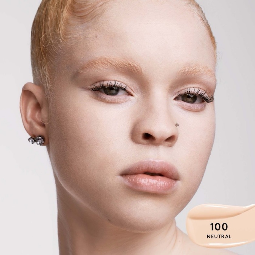 Base de maquillaje hidratante de larga duración Soft'Lit Naturally Luminous 100 neutro