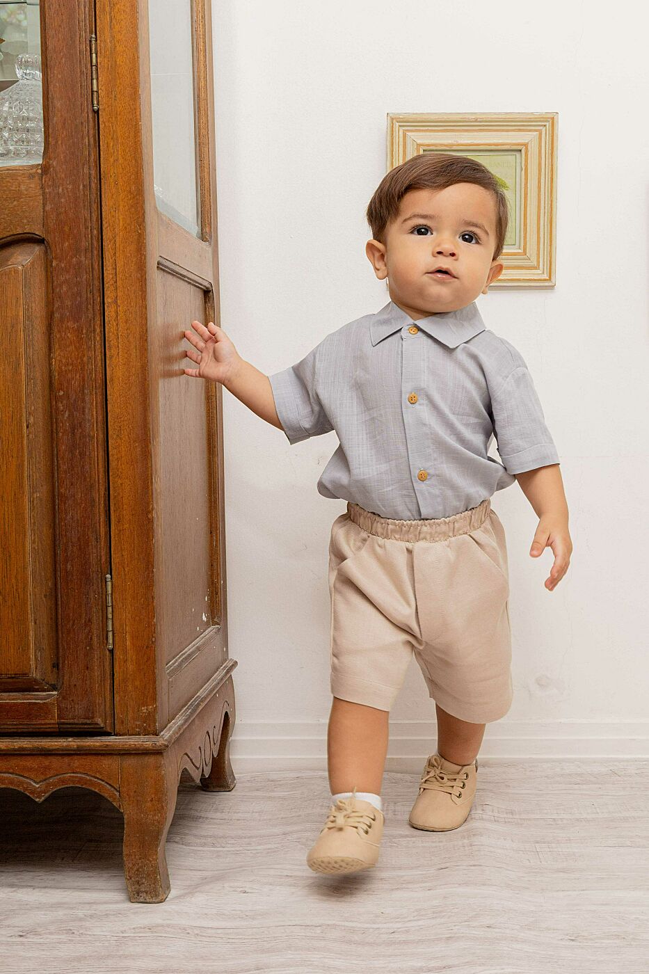 Camisa Infantil de Botão Cinza com Short bege 2 anos