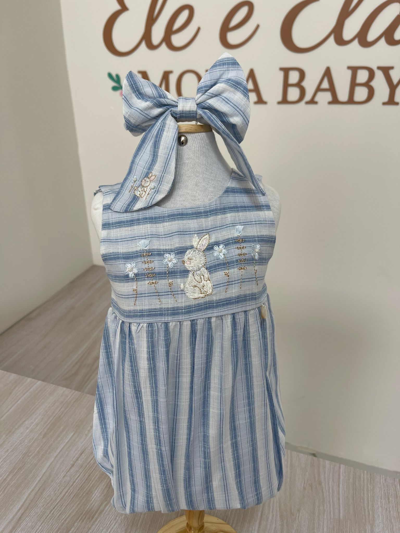 Macacão infantil com Bordado de Coelho e Laço - Azul Listrado