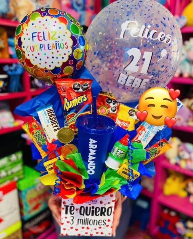 a) Arreglo grande con doble globo y vaso personalizado150
