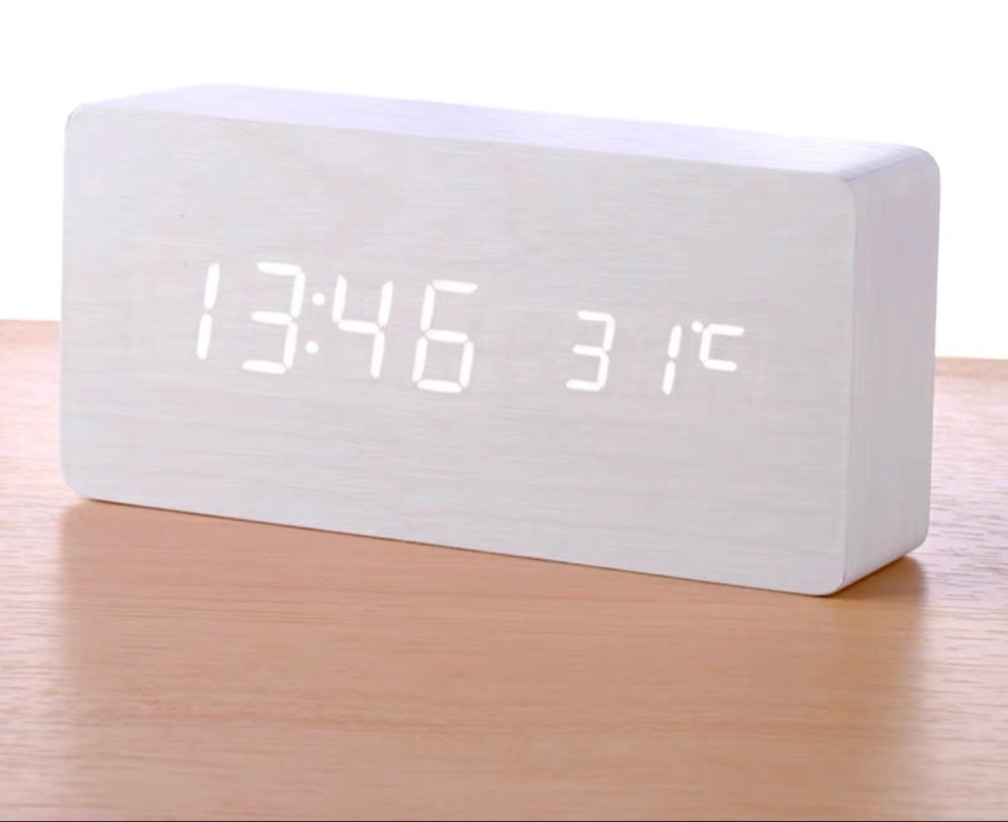 Reloj de madera rectangular