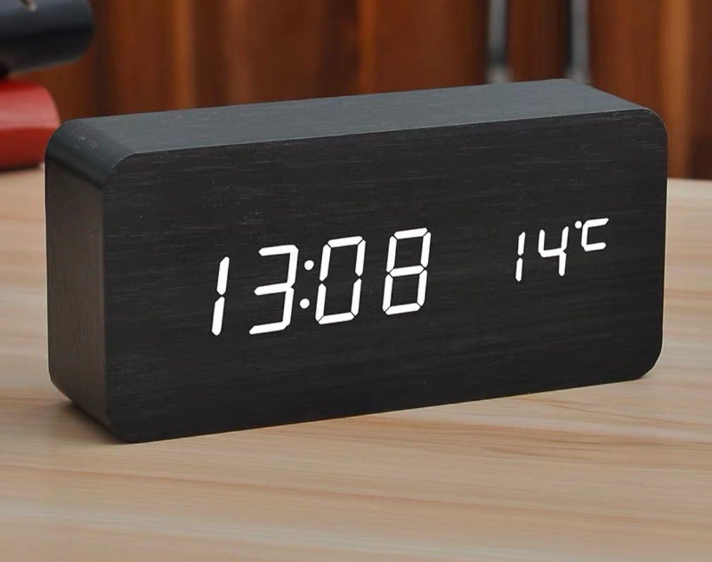 Reloj de madera rectangular