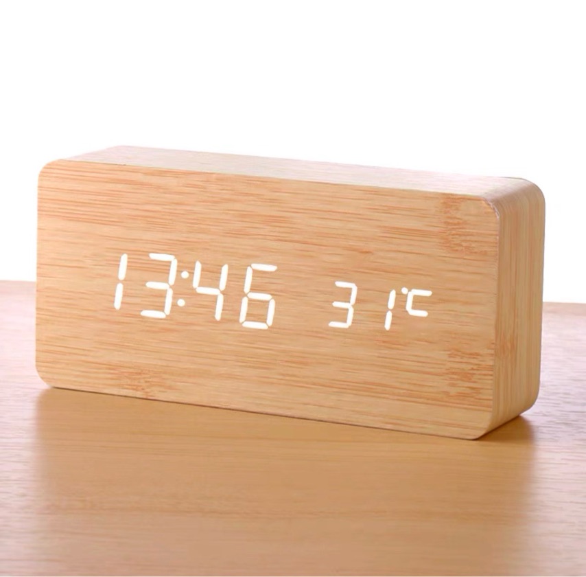 Reloj de madera rectangular