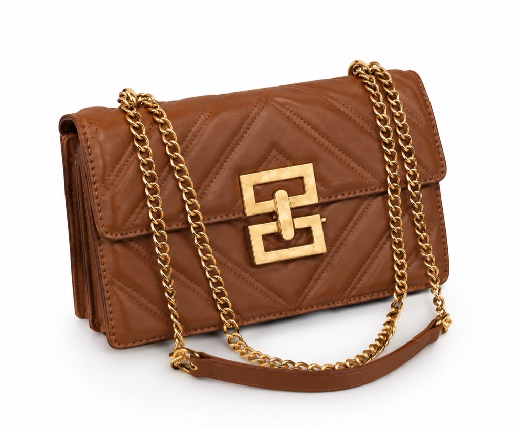 Cartera cuadrada con cadena