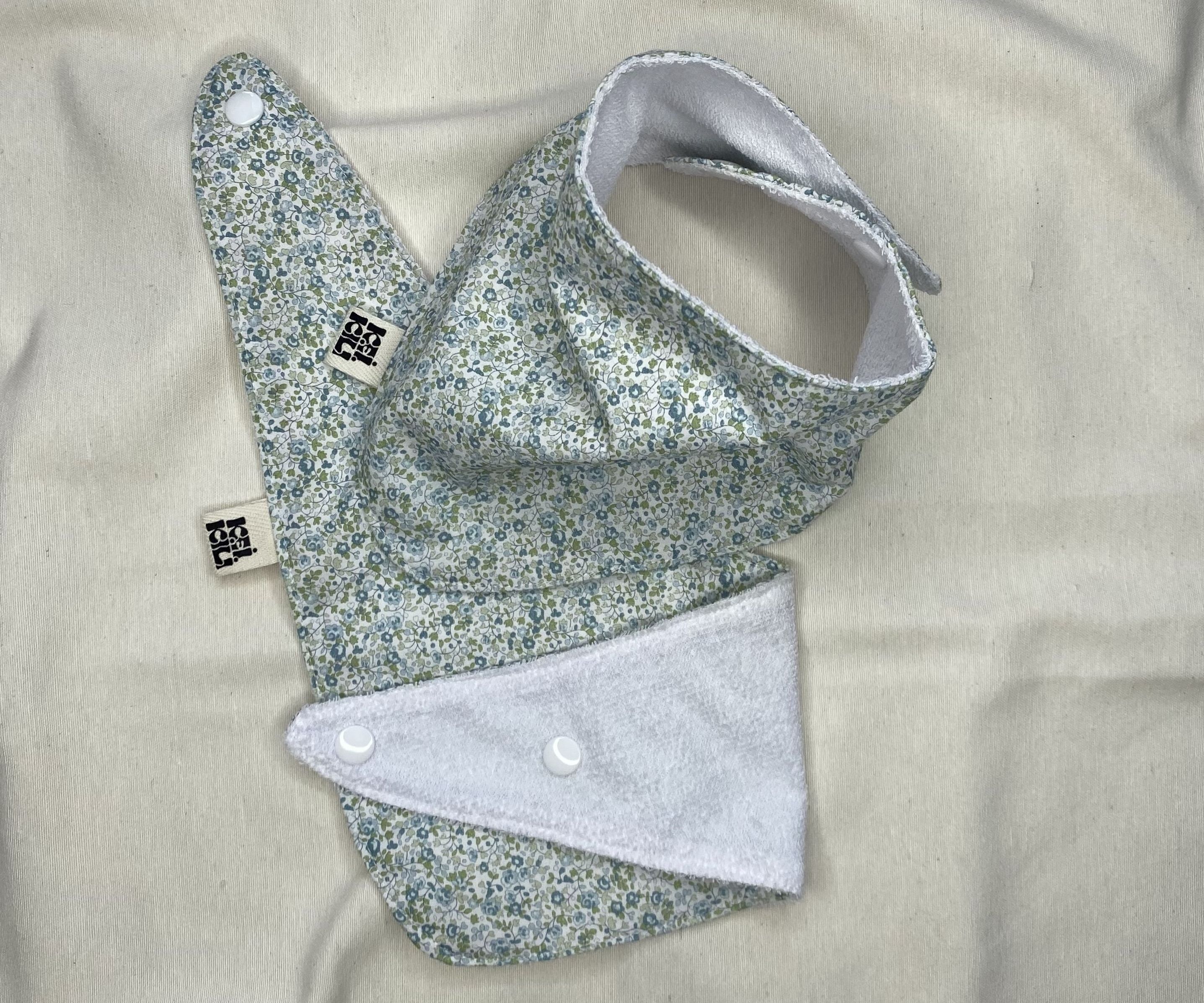 BABERO BANDANA - FLORES VERDES