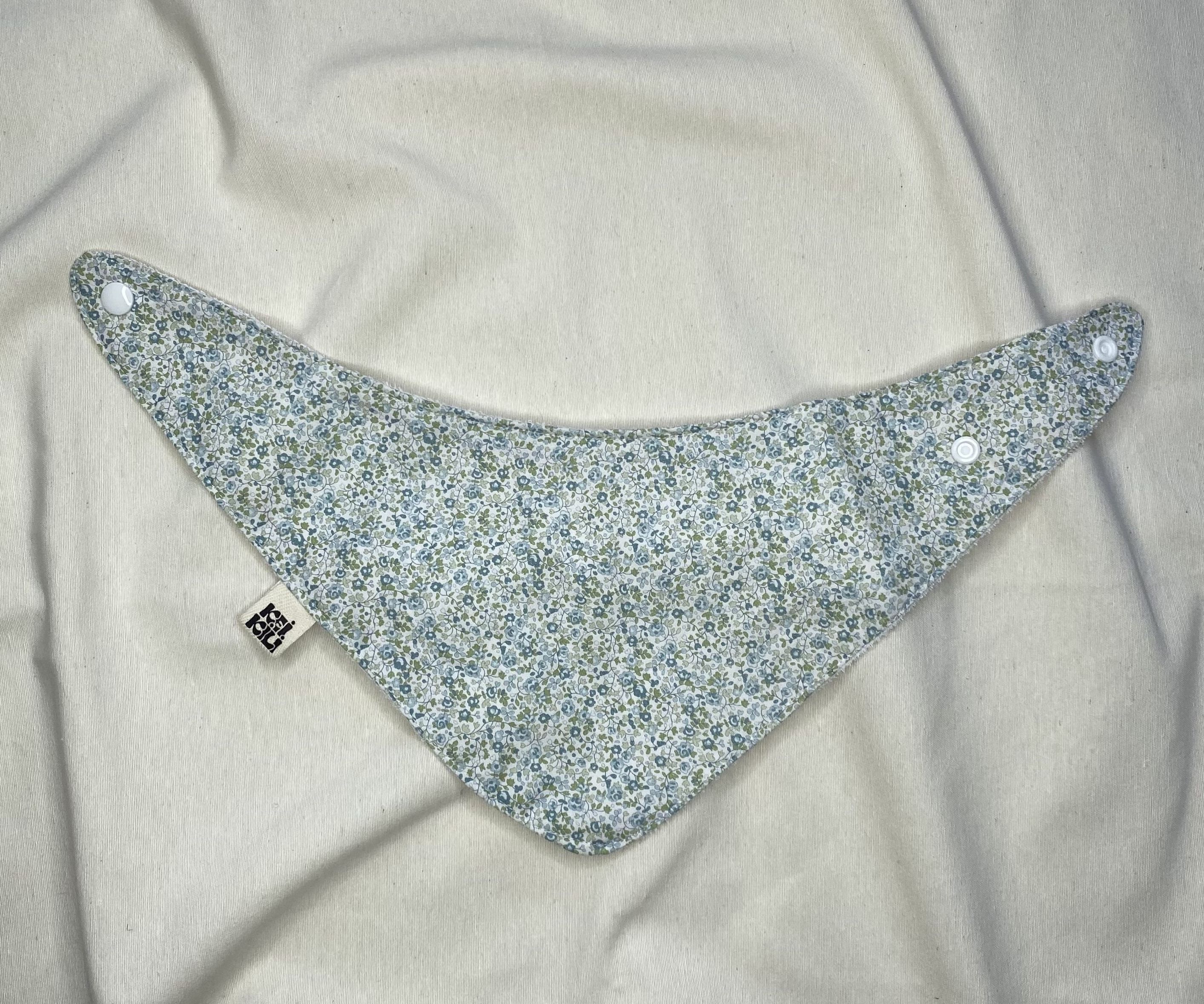 BABERO BANDANA - FLORES VERDES