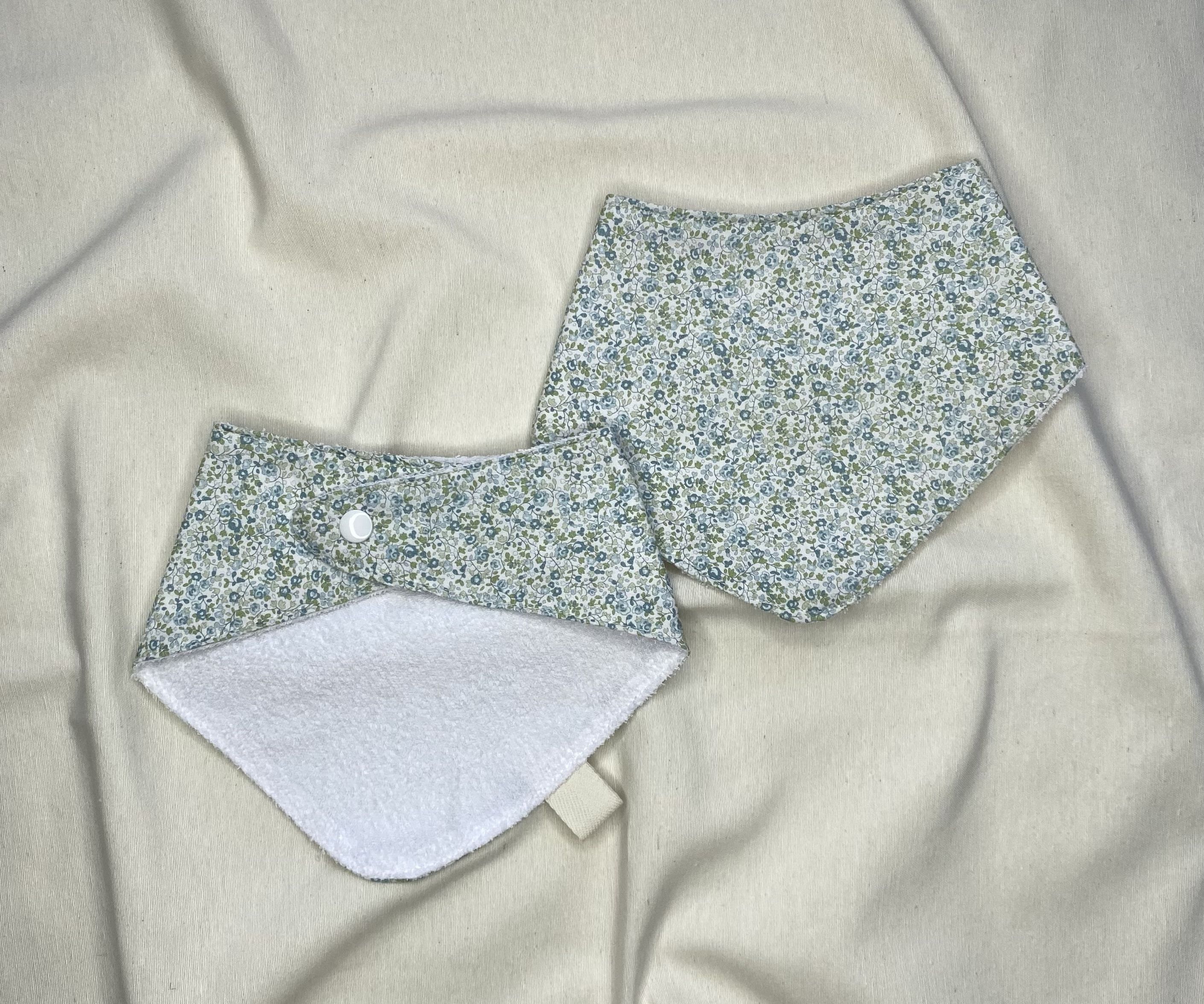 BABERO BANDANA - FLORES VERDES