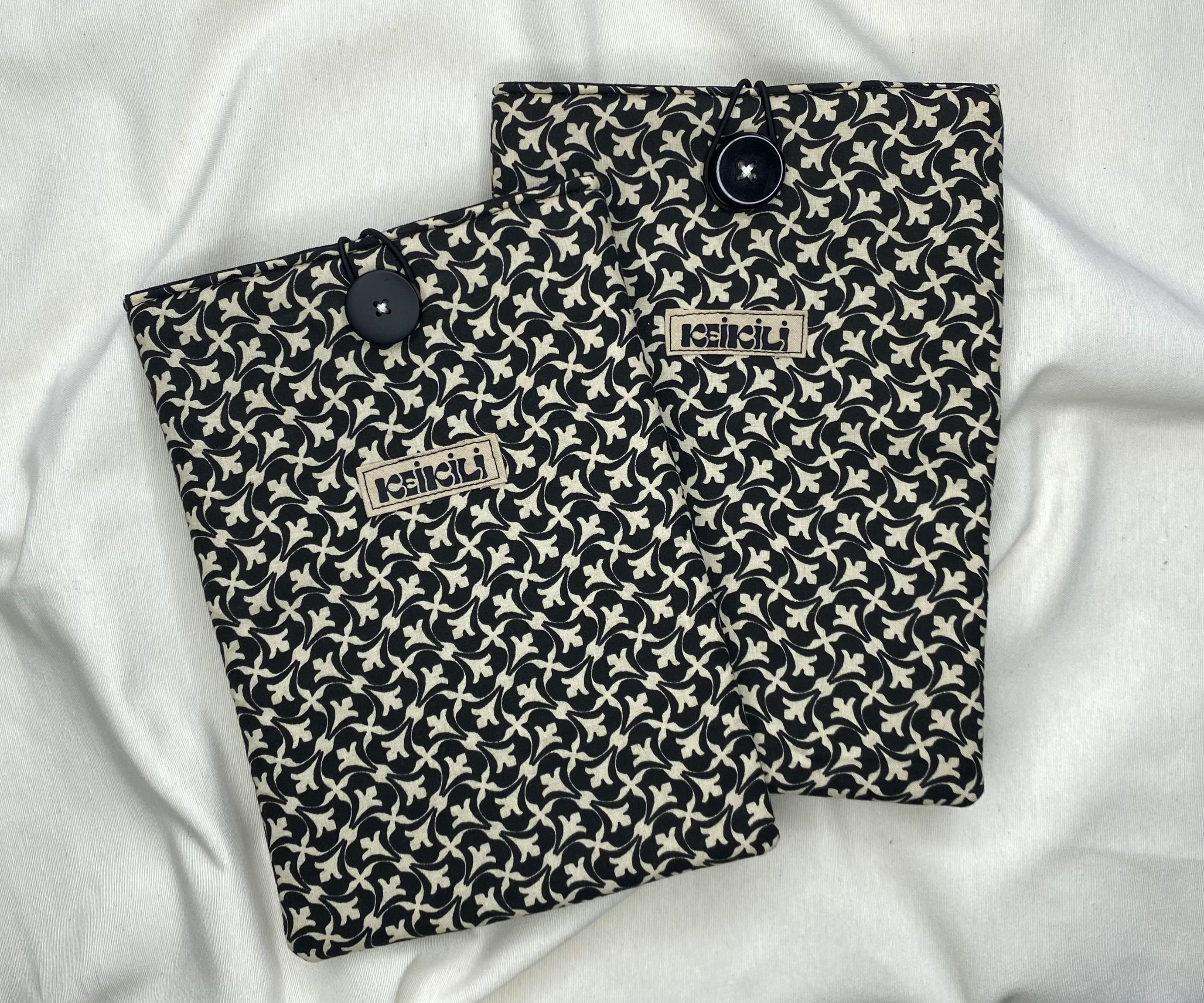 FUNDA PUKE KINDLE- FLORES NEGRAS