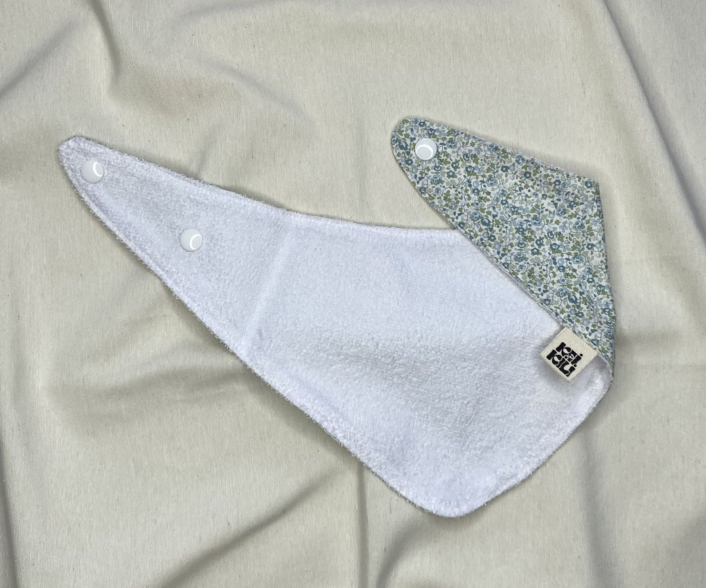 BABERO BANDANA - FLORES VERDES