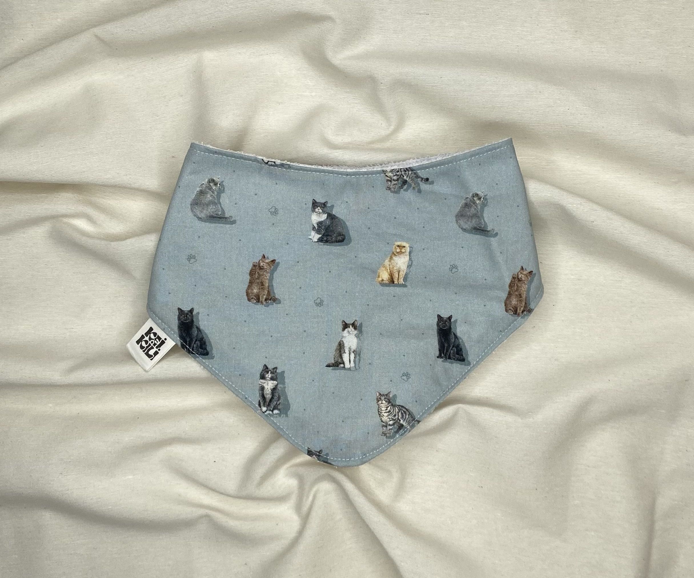 BABERO BANDANA - GATOS