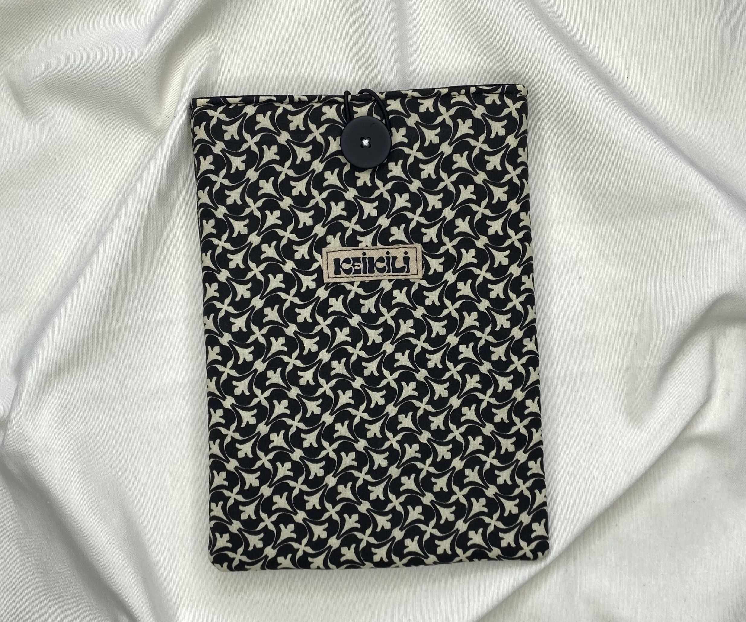 FUNDA PUKE KINDLE- FLORES NEGRAS