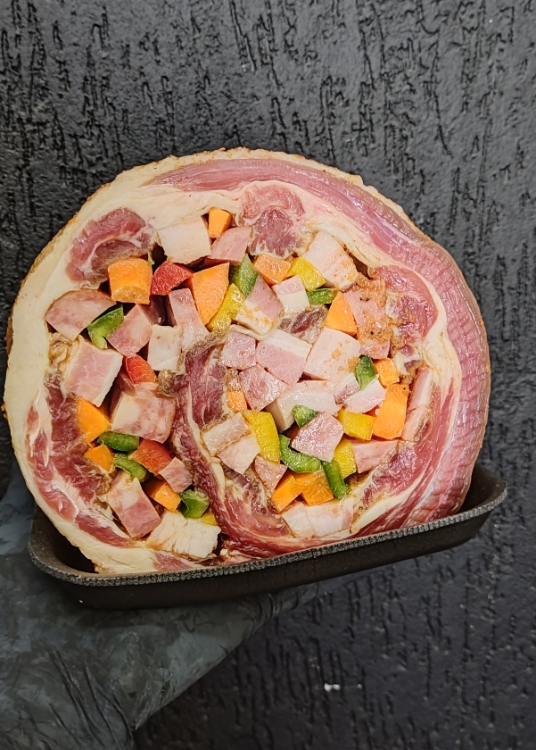 COSTELA BOVINA RECHEADA C/ BACON, CALABRESA, CENOURA E PIMENTÃO