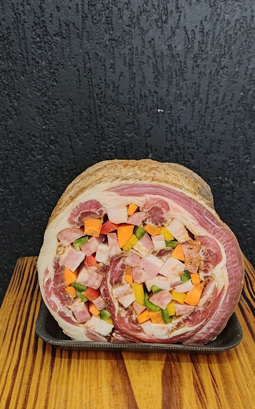COSTELA BOVINA RECHEADA C/ BACON, CALABRESA, CENOURA E PIMENTÃO