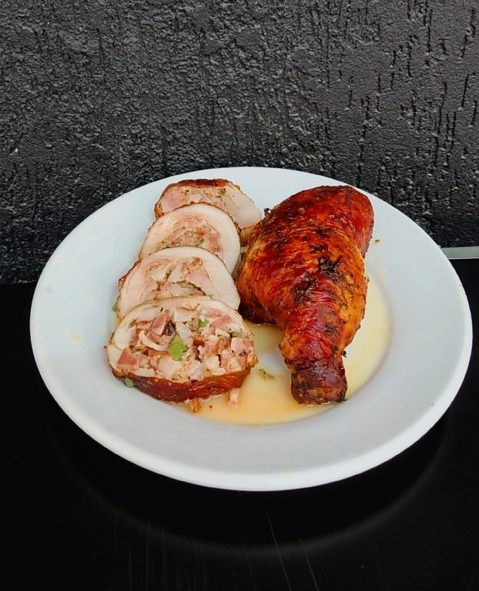 COXA DESOSSADA, TEMPERADA É RECHEADA C/BACON, CALABRESA, MUSSARELA, CEBOLA E PIMENTÃO