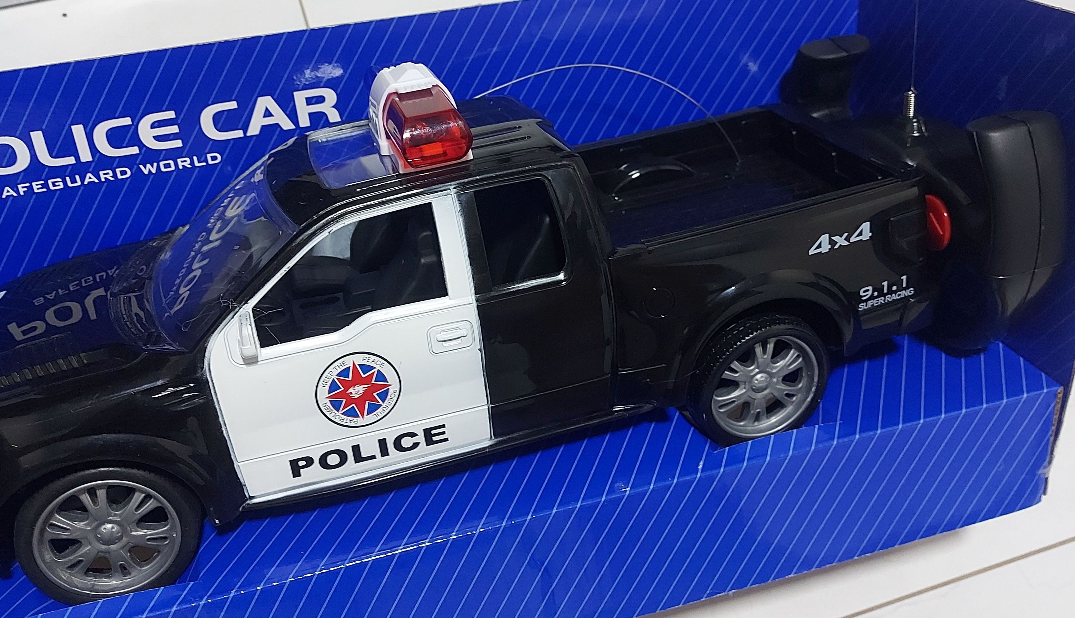Caminhonete polícia com controle