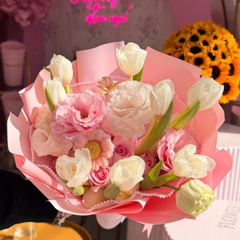 20 rosas y 8 tulipanes