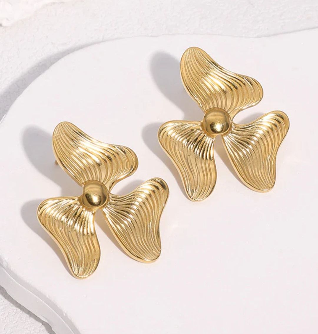 Aretes Flor Ondulada Gold