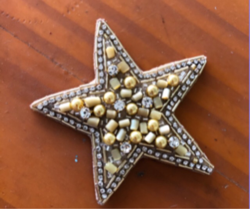 Broche bordado estrela ouro