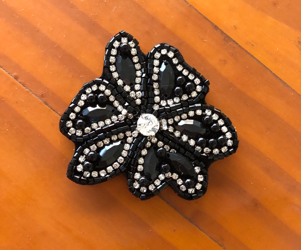 Broche flor negra