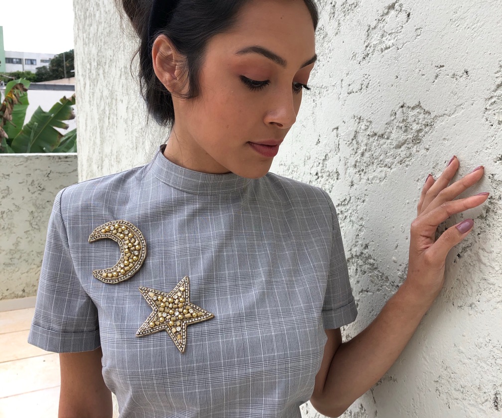 Broche bordado estrela ouro